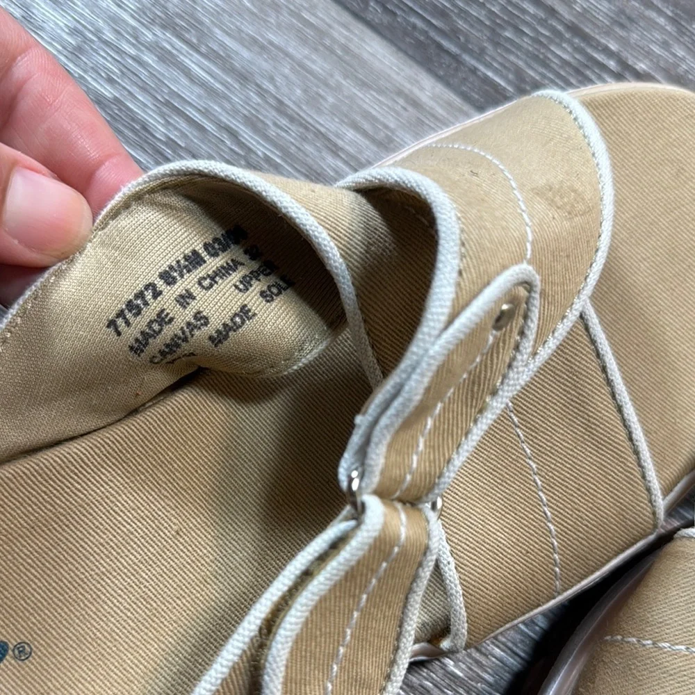Clarks Tan Strappy flats comfortable Sandals woman’s 8.5 (b223)